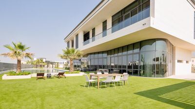 Ample lawn area for entertaining. Courtesy Luxhabitat Sotheby's International Realty