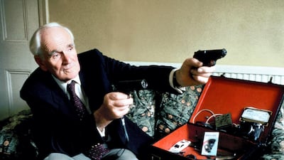 Actor Desmond Llewelyn as 'Q' in 1977 James Bond 'The Spy Who Loved Me' demonstrates his wares. Alamy