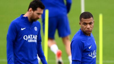 Paris Saint-Germain's French forward Kylian Mbappe (R) and Paris Saint-Germain's Argentinian forward Lionel Messi take part in a training session at the club's training ground in Saint-Germain-en-Laye on September 13, 2022, on the eve of their UEFA Champions Leage first round group H football match against Maccabi Haifa. (Photo by Franck FIFE / AFP)