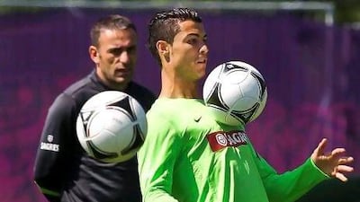 epa03266073 Portuguese national soccer team coach Paulo Bento (L) and player Cristiano Ronaldo (R) during the team's training session at Opalenica training center, near Poznan, Poland, 15 June 2012. Portuguese team will play next June 17 against Netherlands in a Group B UEFA EURO 2012 soccer match. EPA/MARIO CRUZ *** Local Caption *** 03266073.jpg