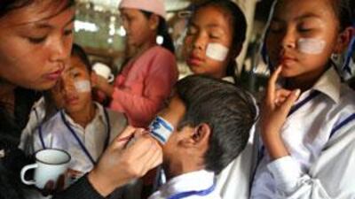 A member of the Bnei Menashe community paints Israeli flags on childrenís faces for the Israeli Independence Day in 2009.