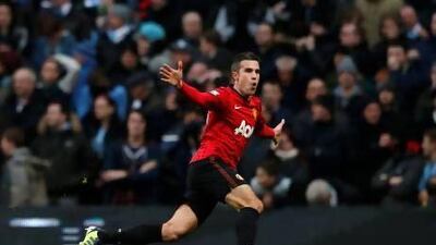 Manchester United struck their first blow in their march to a 20th title when they signed Robin van Persie, who was targeted by Roberto Mancini and Manchester City.