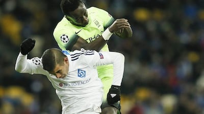 epaselect epa05179306 Bacary Sagna (Up) of Manchester City vies for the ball with Derlis Gonzalez (down) of Dynamo during the UEFA Champions League round of 16, first leg soccer match between Dynamo Kyiv and Manchester City at the Olimpiyskiy stadium in Kiev, Ukraine, 24 February 2016. EPA/SERGEY DOLZHENKO