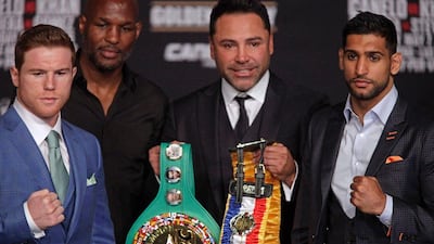Amir Khan, right, Saul Alvarez, left, and promoter Oscar De La Hoys, centre, at the Las Vegas press conference. John Gurzinski / AFP