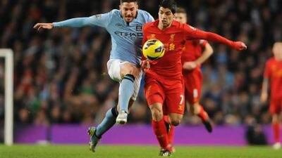 epa03566877 Liverpool's Luis Suarez ( r ) vies for the ball with Manchester City's Javi Garcia ( l ) during English Premier League soccer match Manchester City vs Liverpool at Etihad Stadium, Manchester, Britain, 03 February 2013. EPA/PETER POWELL DataCo terms and conditions apply. http://www.epa.eu/downloads/DataCo-TCs.pdf *** Local Caption *** 03566877.jpg