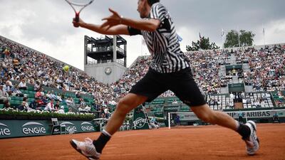 Austria’s Dominic Thiem returns the ball to Germany’s Alexander Zverev during their men’s third round match at the Roland Garros 2016 French Tennis Open in Paris on May 28, 2016. / AFP / PHILIPPE LOPEZ