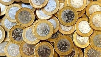 Brazilian real coins are seen in this picture illustration taken in Rio de Janeiro October 15, 2010. Brazil's real crept up to a two-year high in thin trading on Monday as speculation grew that the Federal Reserve is about to pump more money into the struggling US economy. World financial leaders failed to reach an agreement on currency imbalances at the weekend meeting of the International Monetary Fund, effectively giving a green light to the Fed to pursue loose monetary policy. REUTERS/Bruno Domingos (BRAZIL - Tags: BUSINESS) *** Local Caption *** RJO105_BRAZIL-_1015_11.JPG