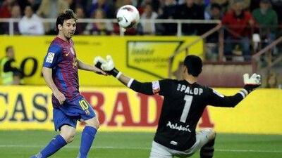 Barcelona's Argentinian forward Lionel Messi (L) scores against Sevilla's goalkeeper Andres Palop (R) during the Spanish League football match Sevilla vs FC Barcelona on March 17, 2012 at Ramon Sanchez Pizjuan stadium in Sevilla. AFP PHOTO / CRISTINA QUICLER *** Local Caption *** 110590-01-08.jpg