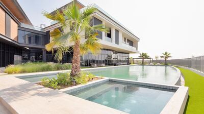 A hotel-style swimming pool and plunge pool. Courtesy Luxhabitat Sotheby's International Realty