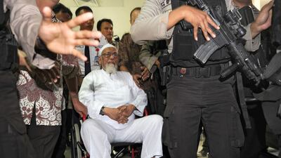 Indonesian cleric Abu Bakar Bashir is escorted by elite police commandos upon his arrival at a hospital in Jakarta to undergo cataract surgery on February 29, 2012. AFP