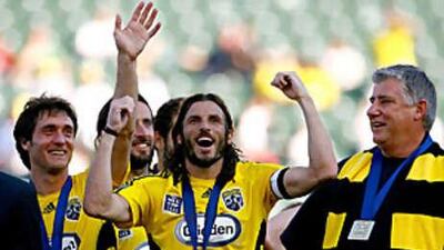 From left, Guillermo Schelotto, Ginos Padula, the Crew captain Frankie Hejduk and the coach Sigi Schmid celebrate.