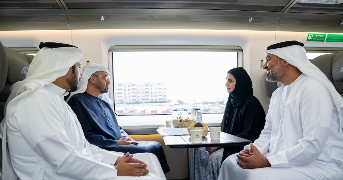 Präsident Sheikh Mohamed reist mit der Etihad-Bahn zur Eröffnung der Dubai-Station. Präsident Sheikh Mohamed reist mit der Etihad-Bahn zur Eröffnung der Dubai-Station.