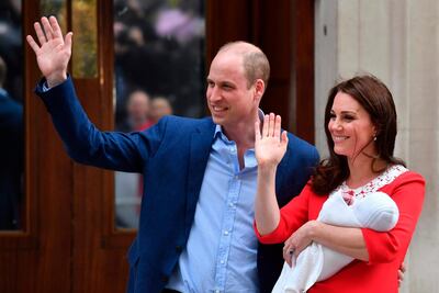 Britain's Prince William, Duke of Cambridge (L) and Catherine, Duchess of Cambridge show their newly-born son, their third child, to the media outside the Lindo Wing at St Mary's Hospital in central London, on April 23, 2018. AFP / Ben STANSALL