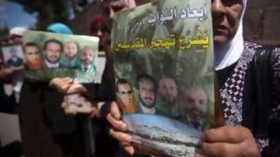 Palestinian women hold photos of the four Hamas members expelled from Israel during a demonstration in Jerusalem last week.