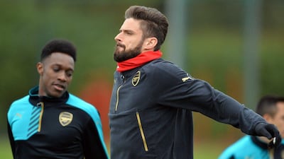 Arsenal's French striker Olivier Giroud (C) attends a training session ahead of the UEFA Champions League round of 16 1st leg football match against Barcelona at Arsenal's London Colney training ground on February 22, 2016. Arsenal will play against Barcelona at the Emirates Stadium in London on Tuesday February 23, 2016. / AFP / GLYN KIRK