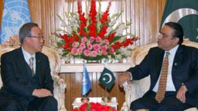 Ban Ki-Moon, the UN secretary general, talks to Asif Ali Zardari, the Pakistani president, right, during a meeting in Islamabad.