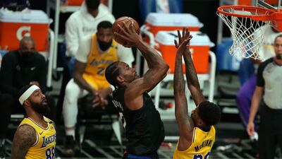 LA Clippers forward Kawhi Leonard (2) shoots the ball between Los Angeles Lakers forwards Alfonzo McKinnie and Markieff Morris. Reuters