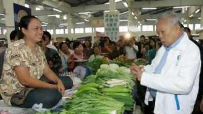 Samak Sundaravej has been ordered to resign from government after being found guilty of breaching Thailand's constitution.