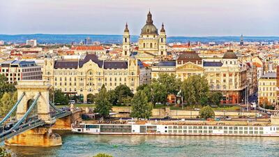 Széchenyi Chain Bridge over the Danube River and St Stephen Basilica in Pest city centre. Roman Babakin / Alamy Stock Photo