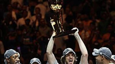 Pau Gascol, the LA Lakers' Spanish forward, lifts the NBA Championship trophy after his team clinched the finals with a 99=86 win over the Orlando Magic.