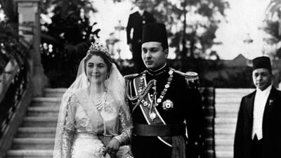 King Farouk of Egypt and his bride, Queen Farida, pose for photographers during their wedding on January 20, 1938 in Cairo. France Presse Voire / AFP)