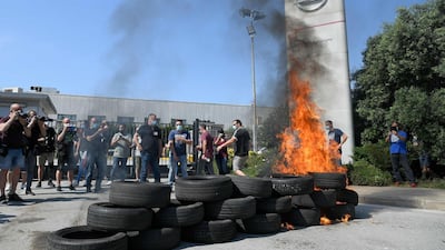 Nissan employees burn tyres in front of the Japanese cars manufacturer's plant in Barcelona. / AFP / LLUIS GENE