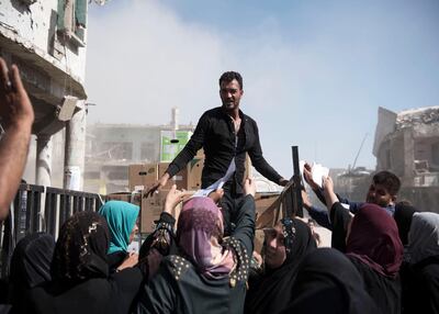 Food distribution inside Mosul. Photo by Alessio Romenzi