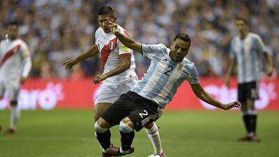 Argentina's Gabriel Mercado (R) is marked by Peru's Edison Flores during their 2018 World Cup qualifier football match in Buenos Aires on October 5, 2017. / AFP PHOTO / Juan MABROMATA