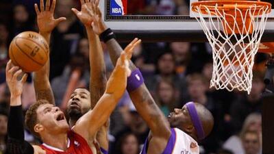 Los Angeles Clippers' Blake Griffin goes up against Markieff Morris and Jermaine O'Neal of the Phoenix Suns.