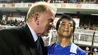 Bob Houghton, left, seen here in a picture taken in 2007 with Baichung Bhutia, was coach of the India football team for five years. Manan Vatsyayana / AFP