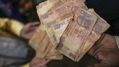 Weavers display ten rupees Indian banknotes, Dhiraj Singh / Bloomberg