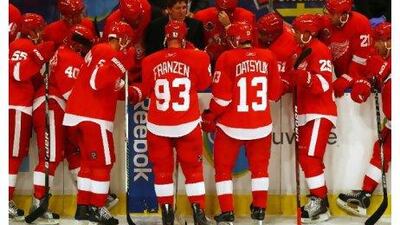 Coach Mike Babcock of Detroit Red Wings talks to his players during last season.