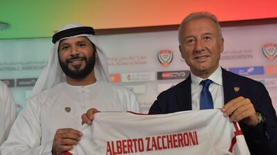 Alberto Zaccheroni hold up his nUAE national team jeresy with UAE FA president Marwan bin Ghalaita 17. Giusepppe Cacace / AFP