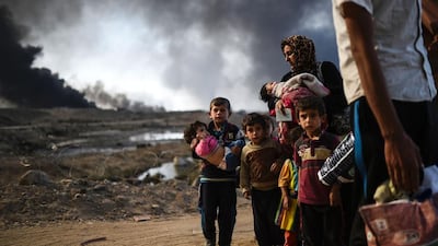 Iraqi families seen near Qayyarah. Bulent Kilic / AFP Photo