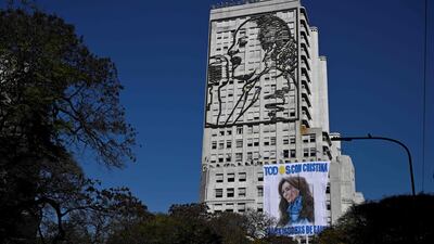 A poster in Buenos Aires of Argentina's Vice President Cristina Fernandez de Kirchner, who survived an assassination attempt, reads: "Everyone with Cristina." AFP
