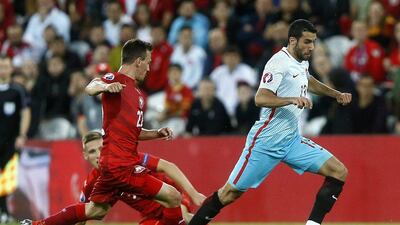 Vladimir Darida of Czech Republic and Ismail Koybasi of Turkey (R) in action during the UEFA EURO 2016 group D preliminary round match between Czech Republic and Turkey at Stade Bollaert-Delelis in Lens Agglomeration, France, 21 June 2016. EPA/ROLEX DELA PENA