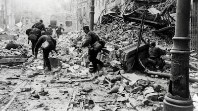 German soldiers fighting the Polish home army in Warsaw, August 1944. Schremmer / Galerie Bilderwelt / Getty Images