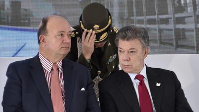 Colombian president Juan Manuel Santos (R) and Colombian defence minister Luis Carlos Villegas attend a ceremony for soldiers and police officers victims of armed conflict (AFP / GUILLERMO LEGARIA)