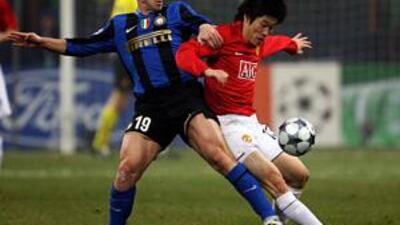 The Inter Milan midfielder Esteban Cambiasso battles with Ji-Sung Park of Manchester United in the 0-0 draw at the San Siro.