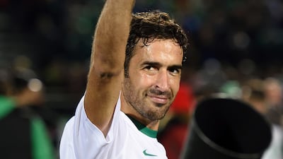Spanish soccer star Raul of the NY Cosmos waves to the crowd after the NASL Championship Final match between the Cosmos and the Ottawa Fury November 15, 2015 in Hempstead, NY. Raul has planned to retire after the match. AFP PHOTO/DON EMMERT
