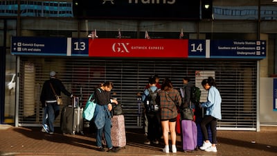 Travellers stand outside the closed entrance to the Gatwick Express train service at Victoria Station in London, Britain June 21, 2022. REUTERS / John Sibley