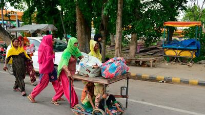 Labourers walk hoping for for transportation to go back to their hometowns, Allahabad on May 24. Sanjay Kanojia/ AP