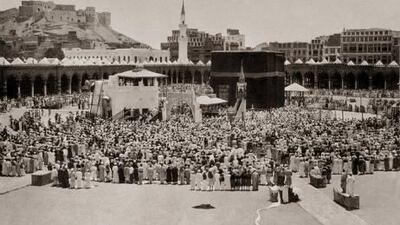 A photo by Christiaan Snouck Hurgronje/Al Sayyid Abd al Ghaffar showing a view of the Grand Mosque during a samalat at the Ka'aba.