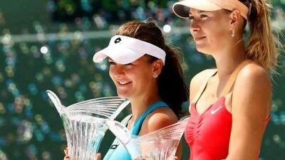 Maria Sharapova, right, was beaten by Agnieszka Radwanska in Miami.