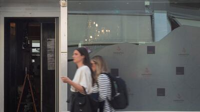 Women walk past the Crypto House ahead of the World Economic Forum (WEF) in Davos, Switzerland, May 22, 2022. Picture taken May 22, 2022. REUTERS / Arnd Wiegmann