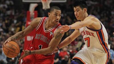 Jeremy Lin, right, puts pressure on Derrick Rose of the Chicago Bulls.