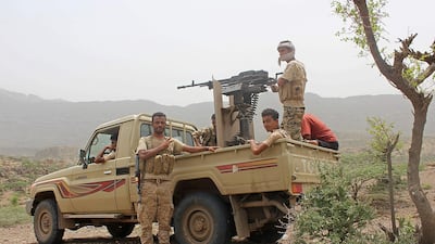 Yemeni pro-government fighters sit at the back of an armed pick-up as Emirati supported forces take over Huthi bases on the frontline of Kirsh between the province of Taez and Lahj, southwestern Yemen, on July 1, 2018. The United Arab Emirates on Sunday announced it had halted the offensive it is backing against Huthi rebels in Yemen's port city of Hodeida to give a chance to UN diplomatic efforts. / AFP / Saleh Al-OBEIDI