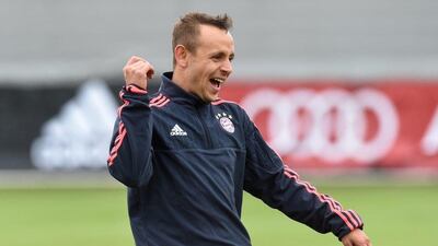 Bayern Munich’s Brazilian defender Rafinha attends the final team training on the eve of the Champions League semi-final, first-leg football match between Atletico Madrid and Bayern Munich in Munich, southern Germany, on April 26, 2016. AFP / CHRISTOF STACHE