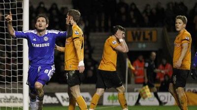 Chelsea’s Frank Lampard, left, celebrates scoring his winning goal against Wolverhampton on Monday night.