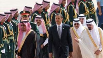 The Saudi King Abdullah bin Abdul Aziz al-Saud (right) escorts the US president Barack Obama (centre) past an honour guard during an arrival ceremony in Riyadh.